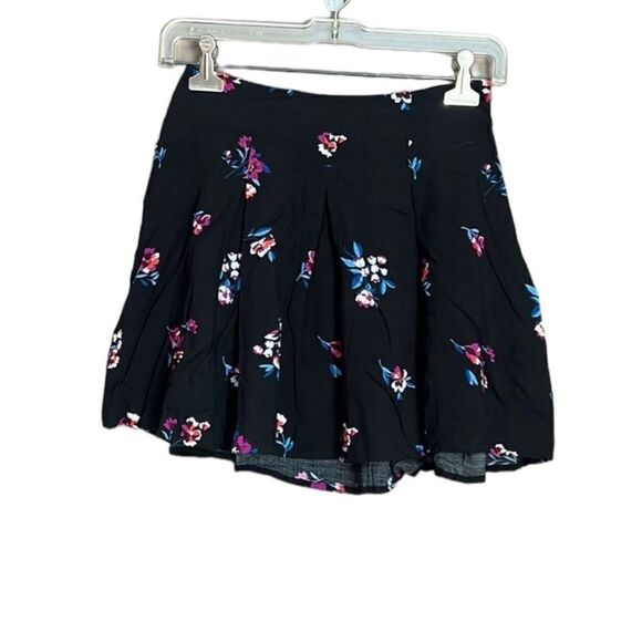 3 for $30! Forever 21 floral mini skirt. Size small - Picture 1 of 5